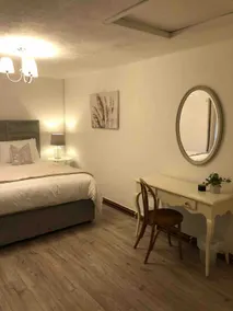 Small country cottage *SUPER KING BED* - Image 4
