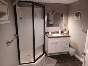 Spacious Queen Suite and Private Living Room - Image 5