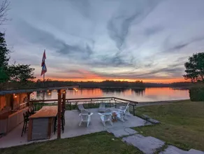 Luxury Retreat: Sleeps 11 + Hot Tub & Sauna - Image 3