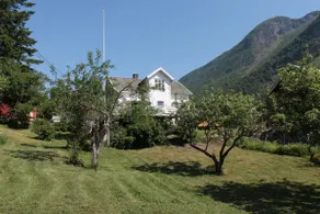 Farmhouse with stunning views. - Image 2