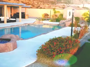 ERSTAUNLICHER BLICK & HINTERGARTEN MIT RIESIGEM POOL, SCHÖNES HAUS MIT SITZPLÄTZEN ÜBER 1500SF - Image 2