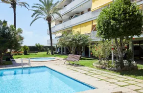 Beachfront Resort Apartment - Image 2