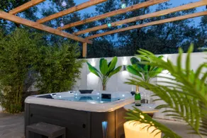 Jacuzzi deluxe villa - Image 4