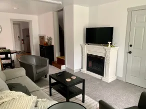 (B)Village Townhouse B, 1 block to Downtown - Image 2