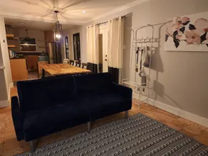 Cheerful, home in quiet area with parking. - Image 3