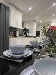 NEW Modern 5 Bedroom House - City Centre - Parking - Image 4