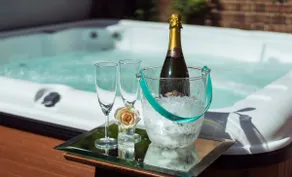 The Lodge, Shrawardine Castle, hot tub,wild swim - Image 2