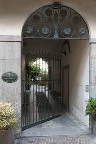 the house in the courtyard - Image 2