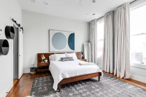 Stylish Luxe Apartment Steps from City Center - Image 2