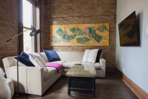 Modern vintage chic steps from Wrigley: park free - Image 4