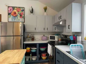 Colorful, Cheerful & Close to downtown Apartment! - Image 2