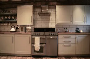 Grade ll listed Gorgeous Cottage - Image 3