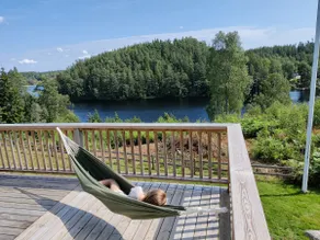Cozy vacation home with beautiful lake views - Image 2