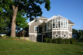 The Montgomery-Historic Lakefront Home / house - Image 2
