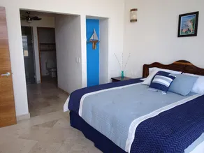A penthouse with a panoramic pool overlooking the bay - Image 3
