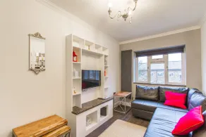 Stylish London 5 double bed flat 2 mins to Metro - Image 2