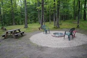 Falling Leaf Retreat Quiet Seclusion - Image 3