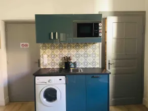 Charming refurbished 2 bedroom apartment close to the city center. - Image 4