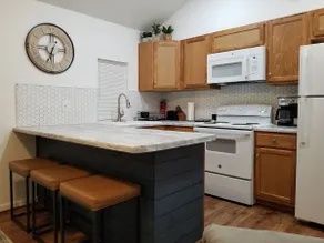 Spacious home w/deck, grill, laundry - Image 3