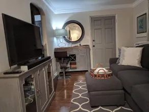 Upscale Urban Chic Apartment - Image 4