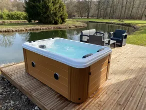 Chalet with private outdoor hot tub and pond - Image 5