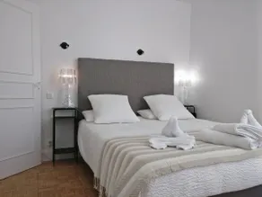 Chic manor apartment, expansive garden, near pool - Image 2