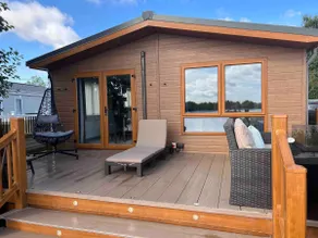 Luxury lakefront 3 bedroom lodge with Hot tub - Image 3