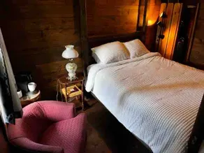 Adorable guest house with pool - Image 3