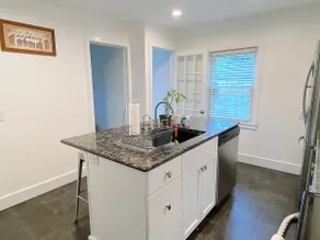 Southport Shoreline Charm: Elegant Coastal Escape - Image 3
