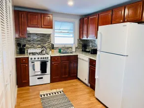 Guest Favorite ~ 2 Bedroom Apt. - 30mins to NYC! - Image 2