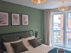 Homely 2 bed duplex with a river view - Image 2