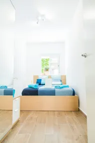 Centrally located apartment, well located for 5 (3 bedrooms) - Image 4
