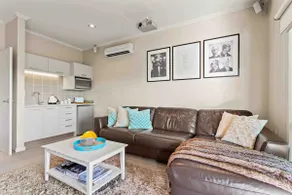 Intrepid Retreat - A luxurious Beachlands Escape - Image 2