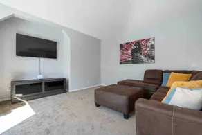 Home with Hot Tub & Home Theatre - Image 2