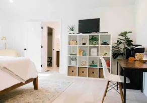 Spacious CA King luxury suite, private entrance - Image 2