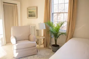 Charming West End Hideaway. Private Parking - Image 5
