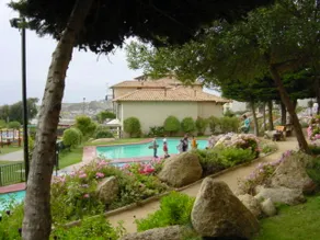 Beach, gardens in condominium, apartment - Image 3