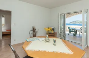 Seaview apartment 2 with beach path - Image 3