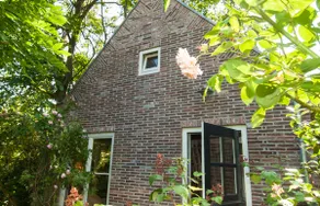 Private realm in glorious garden - Image 2