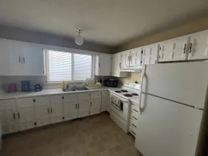 Great location/home in NW Calgary/close downtown - Image 4