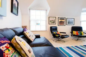 Very Central, Beaches 2 mins walk - Image 2