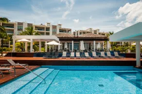 PH with direct beach access and luxury amenities - Image 2