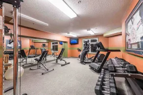 🍁Cozy Hotel Room🌟Gym🌟Parking🌟Kitchenette🌟AC - Image 5