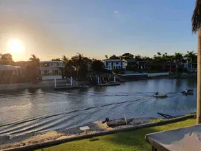 Canal View - Stroll to Beach - Image 4
