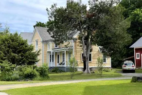 Cozy & Modern Hamlet Farmhouse - Image 2