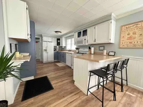 Lake Geneva cottage with private beach access - Image 2