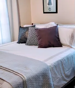 Upscale Urban Chic Apartment - Image 2