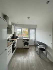 Lovely Ground Floor Flat with free parking - Image 4