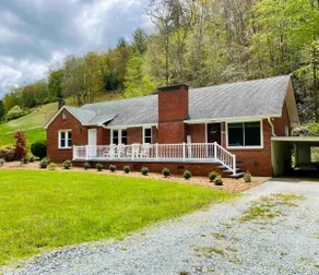 4 houses from our farm, The Grace Place, king bed - Image 5