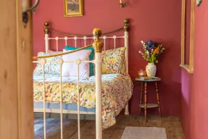 Beautiful cosy cottage by a babbling brook - Image 3